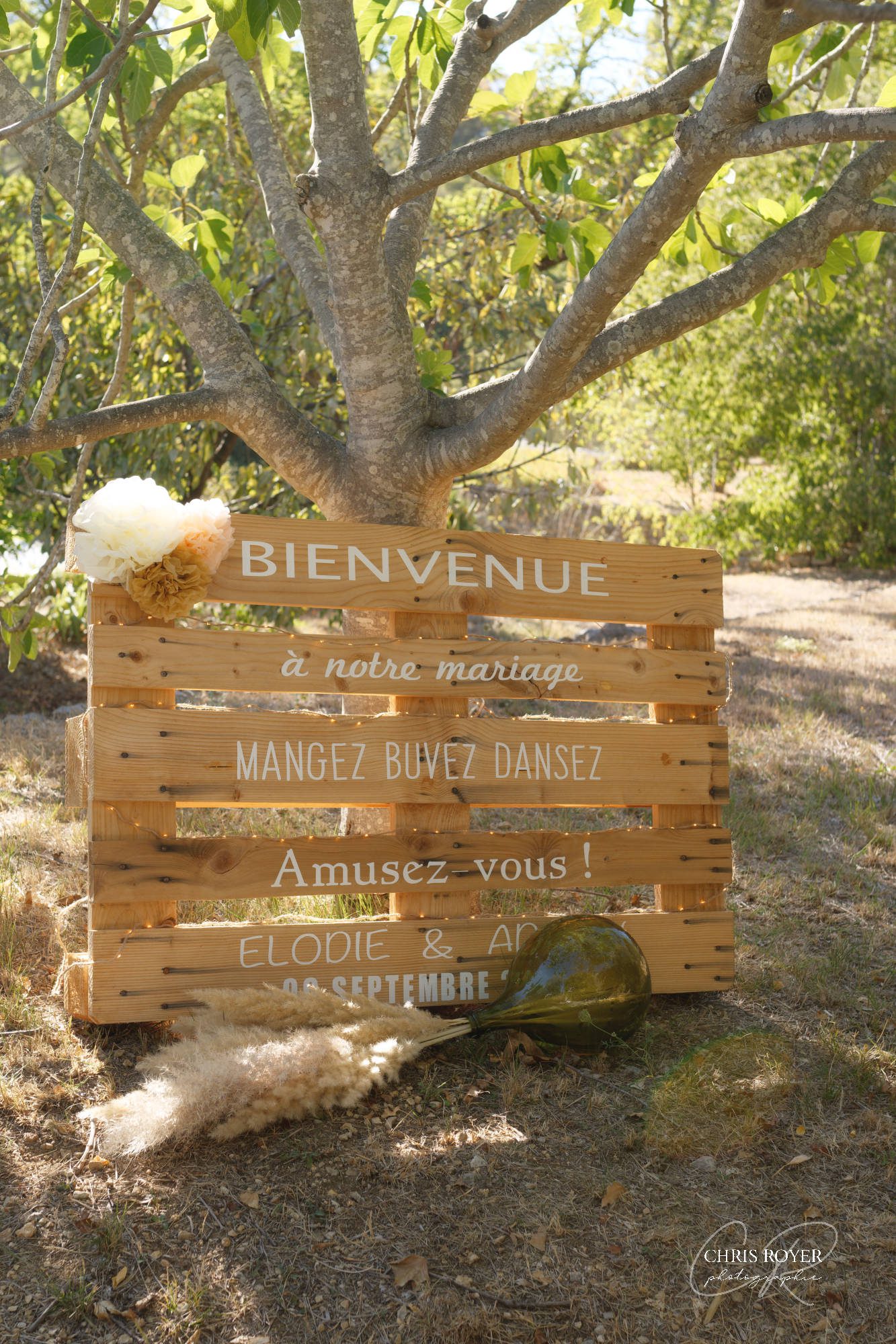 Panneau de "Bienvenue à notre mariage" lors de l'union de Elodie & Adrien