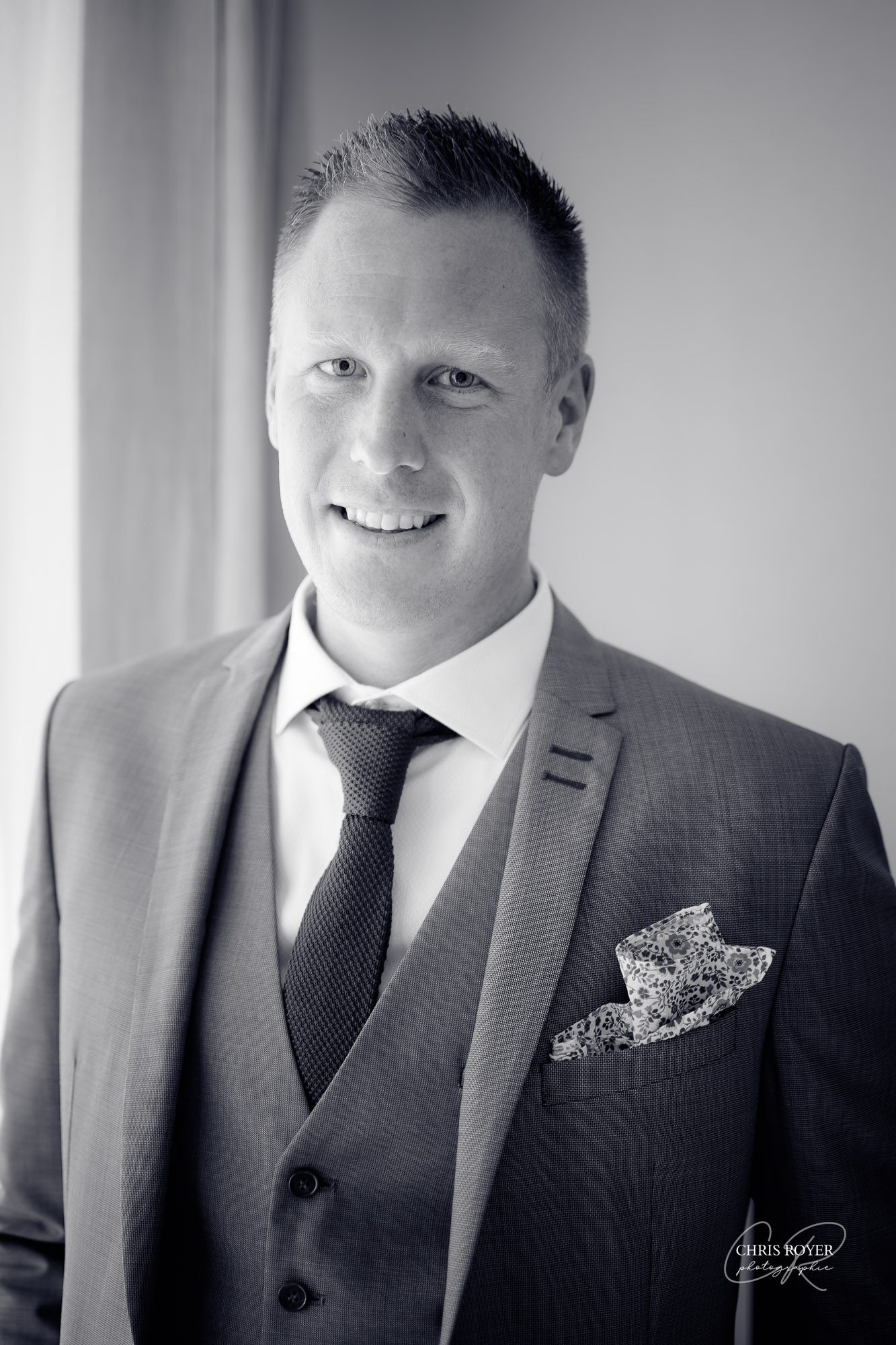 Portrait marié en noir et blanc lors des préparatifs de son mariage à Menton