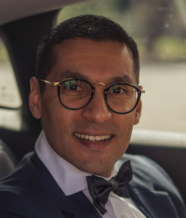 Un homme en costume pris en photo dans la voiture lors de son mariage à Roquefort-les-Pins