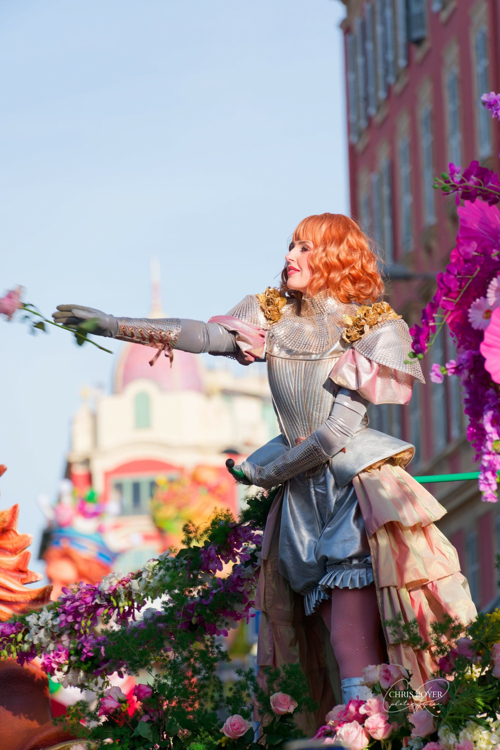 Artiste du Carnaval de Nice 2026 en costume coloré représentant Jeanne D'Arc