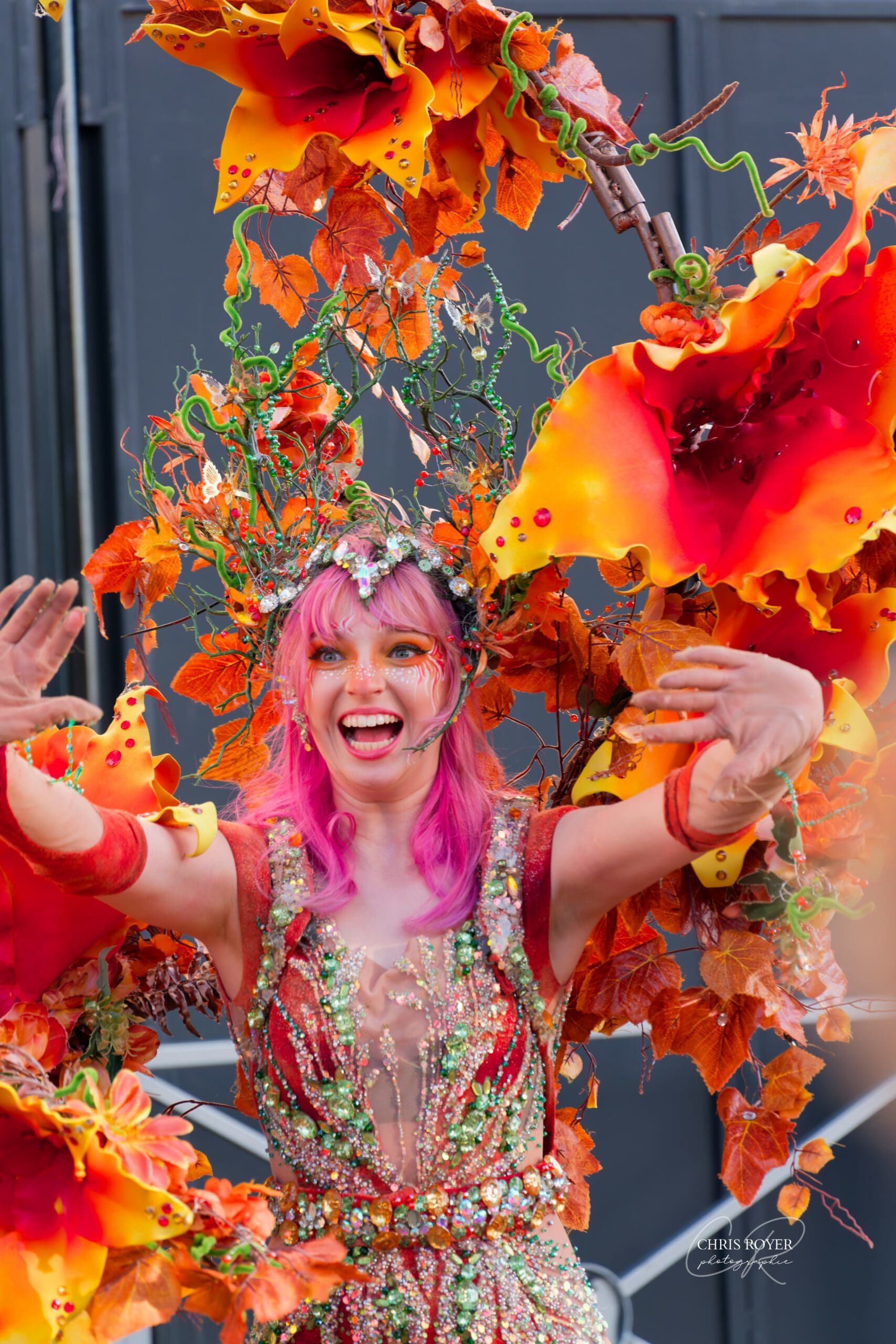 Capture dynamique d'une danseuse durant le défilé d'un costume représentant l'automne et le feu