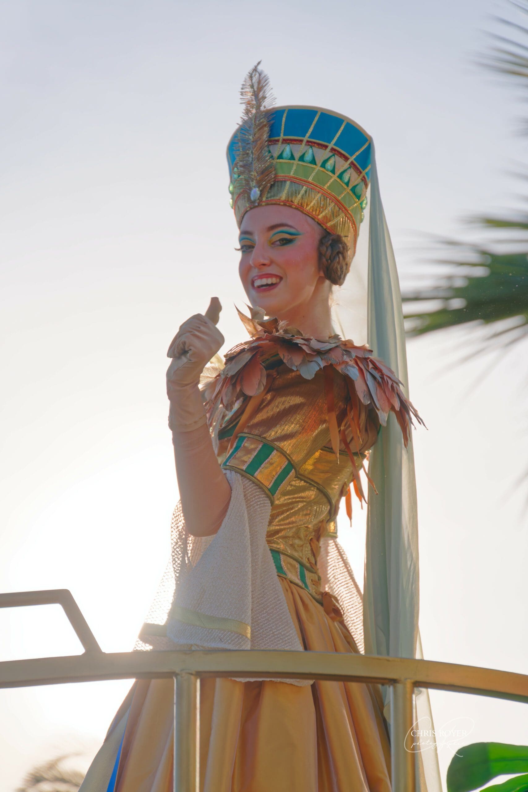 Artiste du Carnaval de Nice 2026 en costume brillant et orné, représentant Cléopâtre