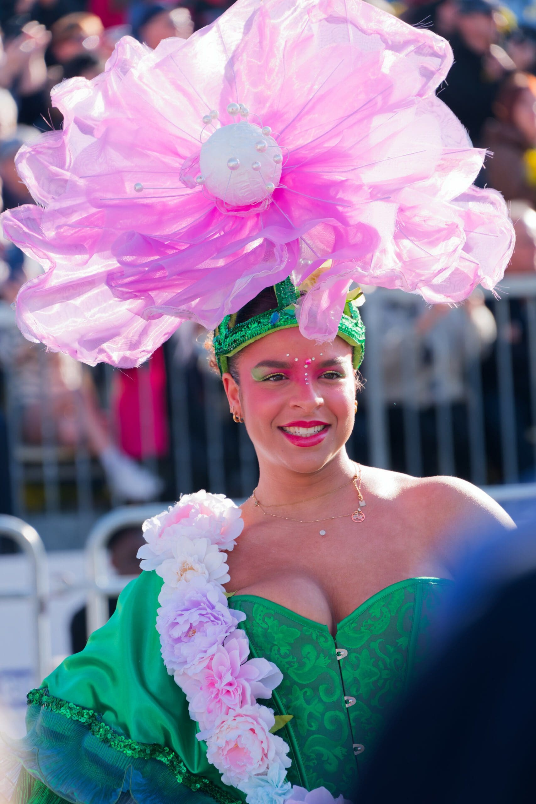 Artiste en costume festif lors du Carnaval de Nice 2026 représentant avec le costume une rose