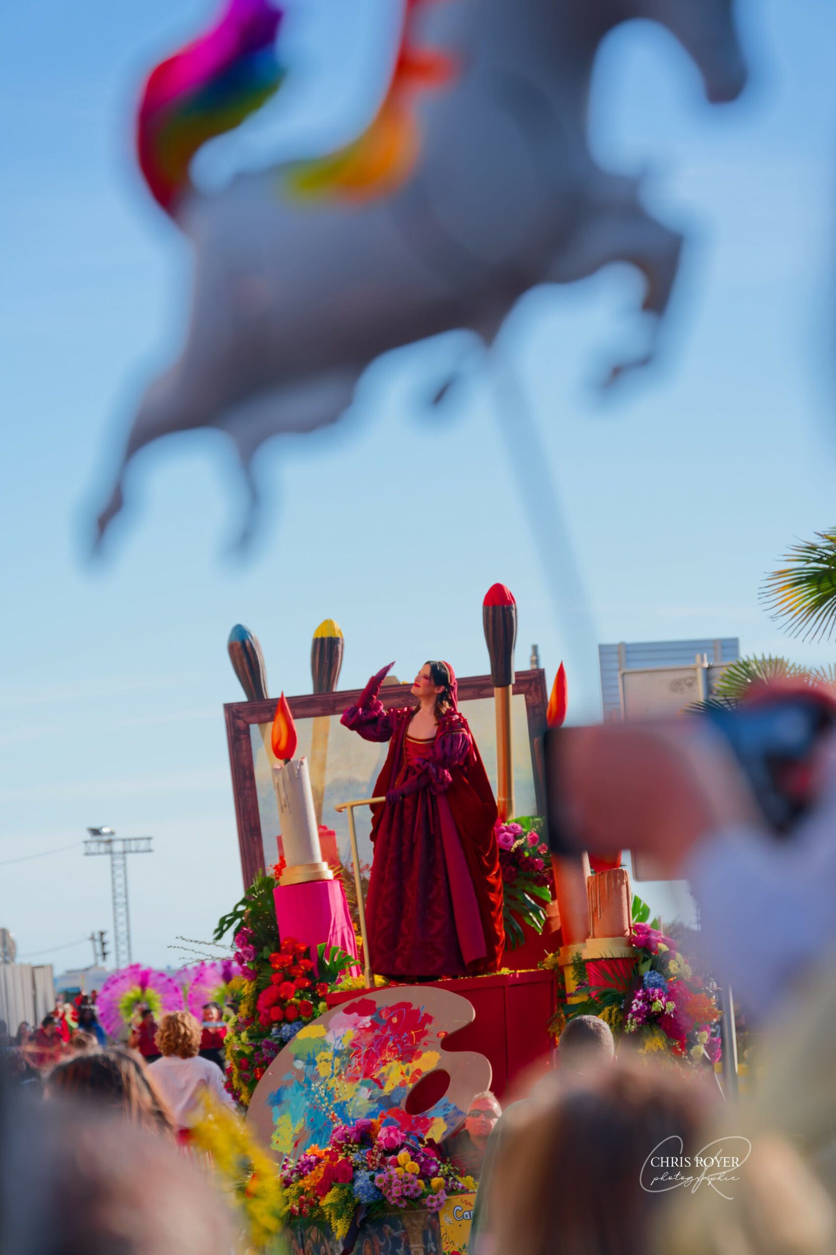 Scène festive du Carnaval de Nice 2026 représentant le char de la La Joconde