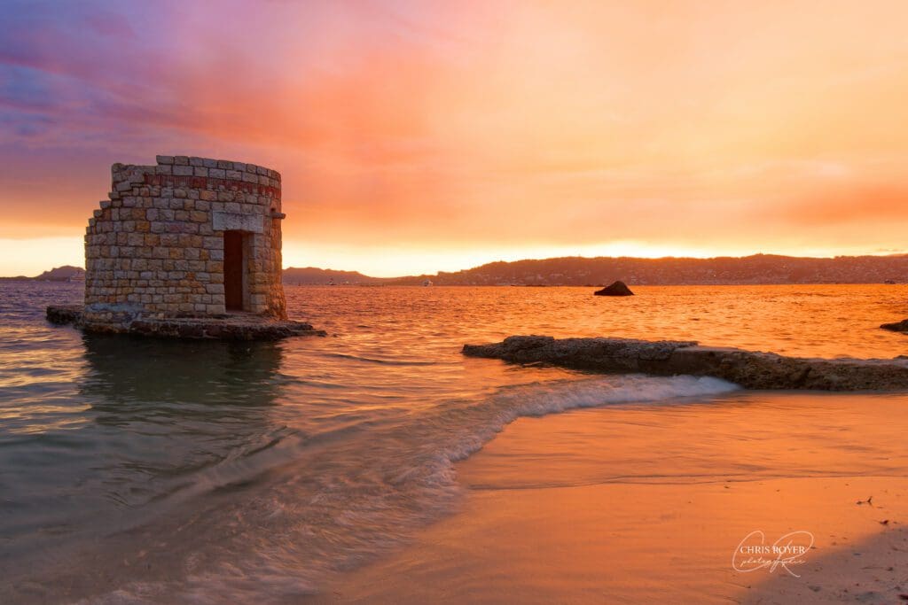 Coucher de soleil sur la plage des Ondes au Cap d’Antibes, lieu idyllique pour une séance photo en bord de mer