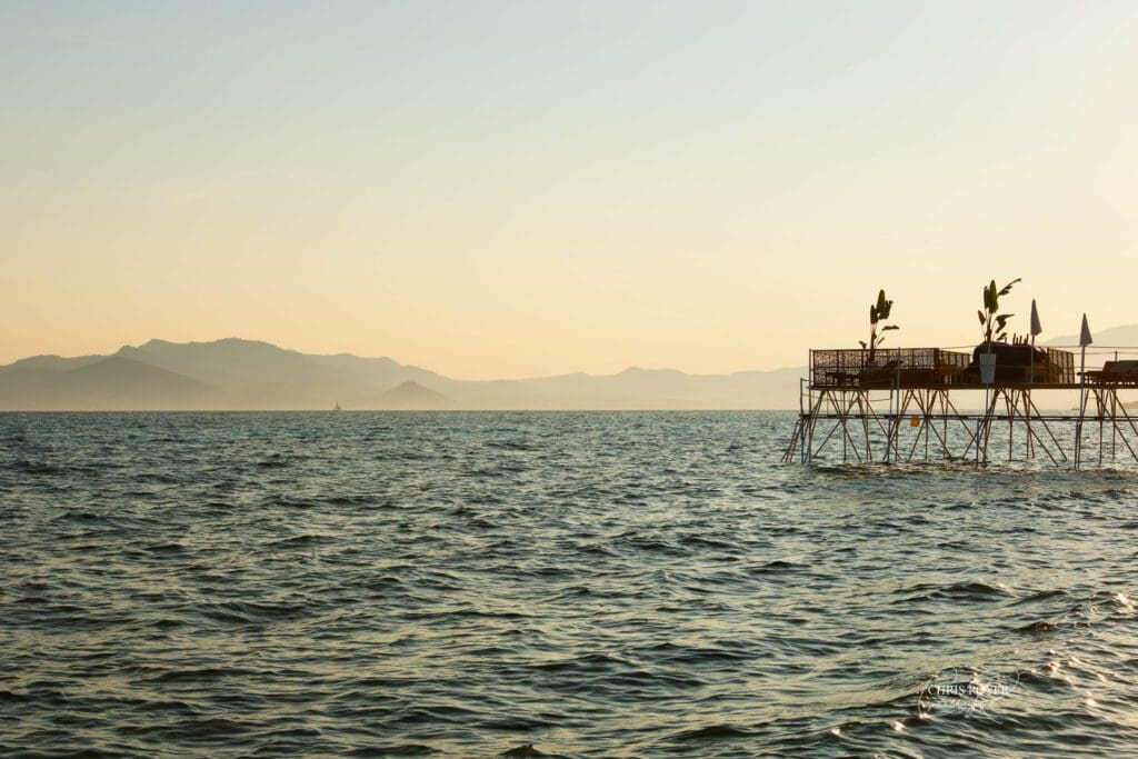 Vue sur la mer et l'Esterel avec l ponton du Palm Beach à Cannes au coucher de soleil par un photographe Cannes