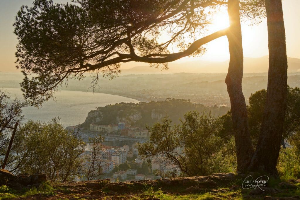 Vue panoramique sur Nice et la Baie des Anges depuis le Mont Boron au coucher du soleil