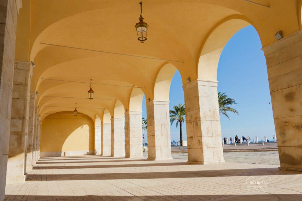 Arcades du Cours Jacques-Chirac à Nice, lieu incontournable pour une séance photo au bord de mer