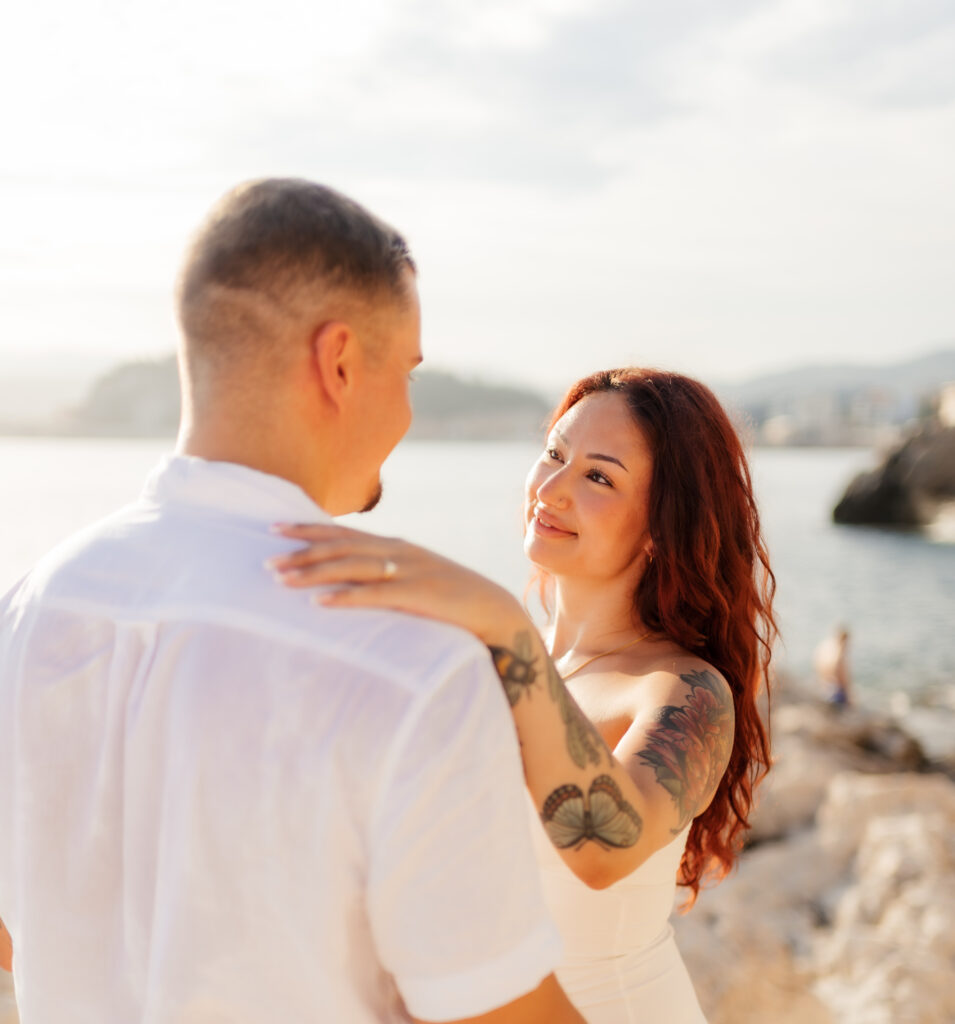 Aysha et Tero enlacés face à la mer lors de leur séance photo de couple à Nice