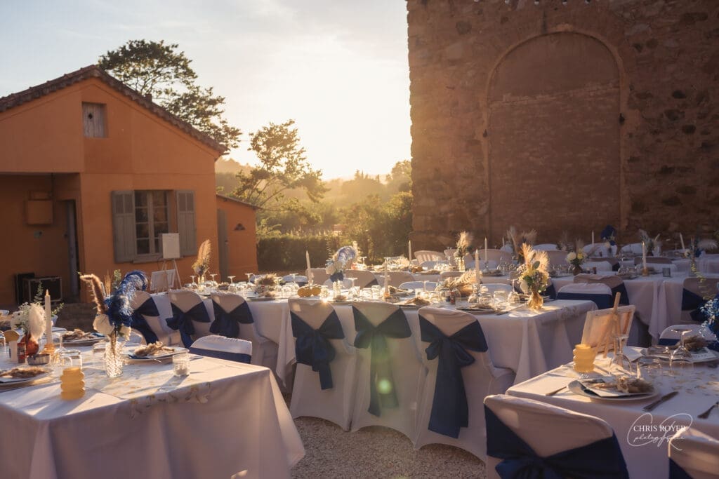 Tables de mariage bleu et blanc éclairées par le soleil couchant au Domaine du Viet Tables de mariage bleu et blanc éclairées par le soleil couchant au Domaine du Viet